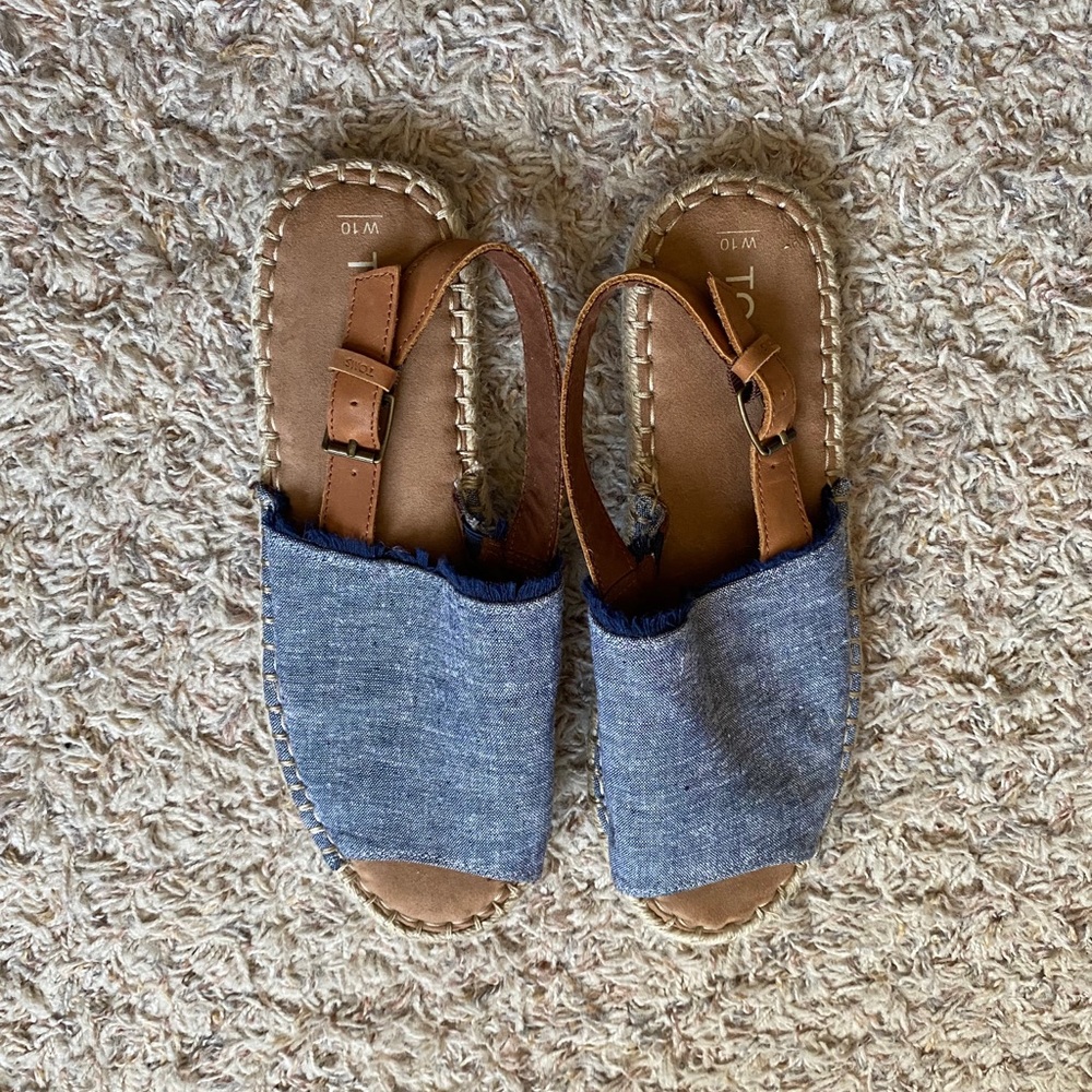 TOMS sandals only worn 2 times!